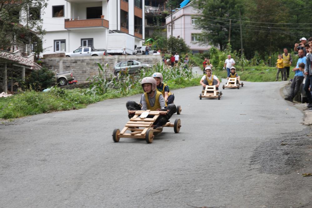 Rize’de ‘Lazralli Tahta Araba yarışları’ renkli görüntülere sahne oldu