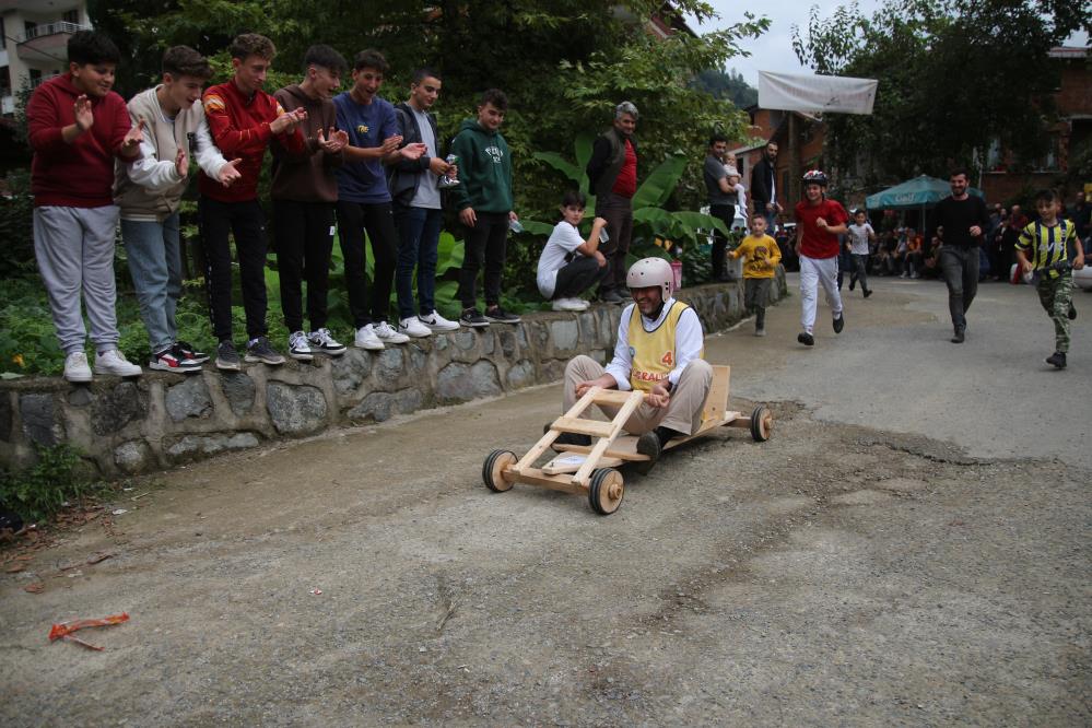 Rize’de ‘Lazralli Tahta Araba yarışları’ renkli görüntülere sahne oldu