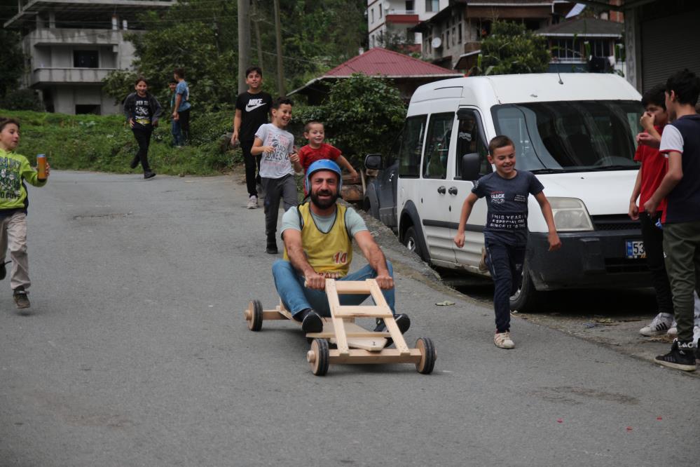 Rize’de ‘Lazralli Tahta Araba yarışları’ renkli görüntülere sahne oldu