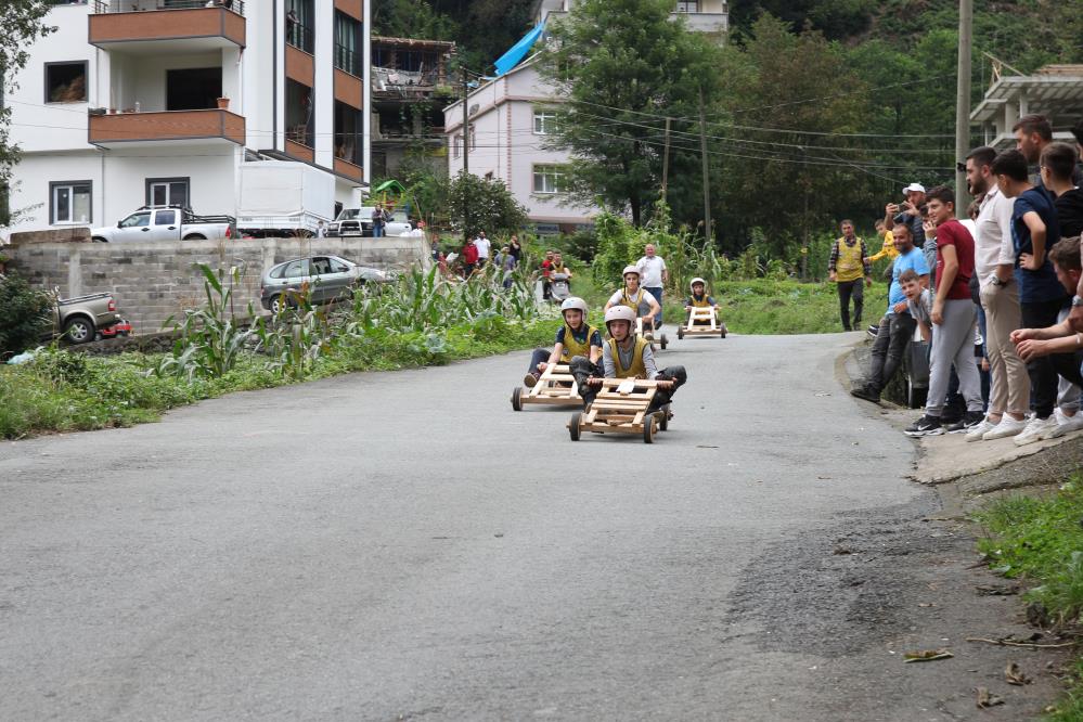 Rize’de ‘Lazralli Tahta Araba yarışları’ renkli görüntülere sahne oldu