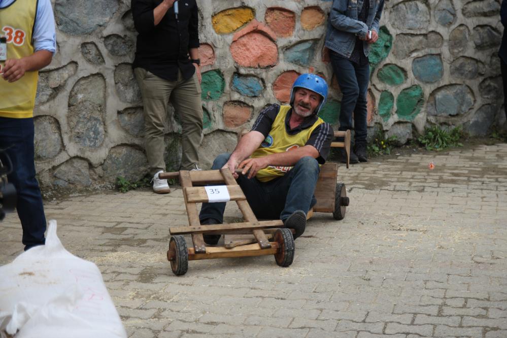 Rize’de ‘Lazralli Tahta Araba yarışları’ renkli görüntülere sahne oldu