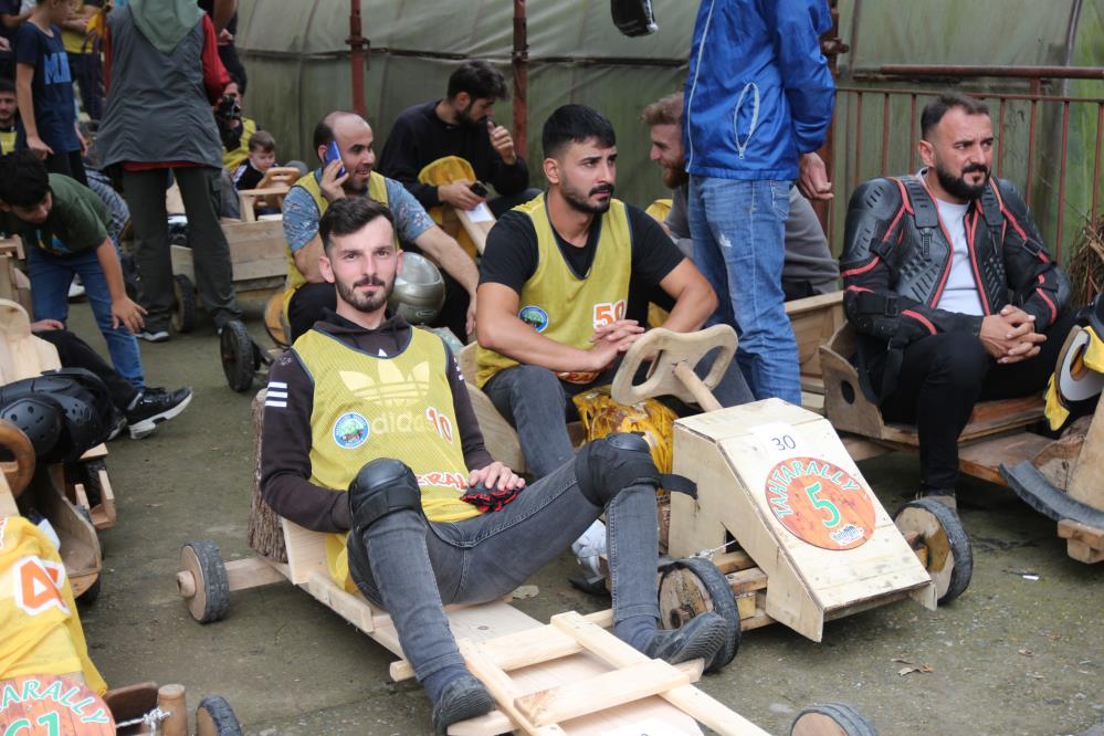 Rize’de ‘Lazralli Tahta Araba yarışları’ renkli görüntülere sahne oldu