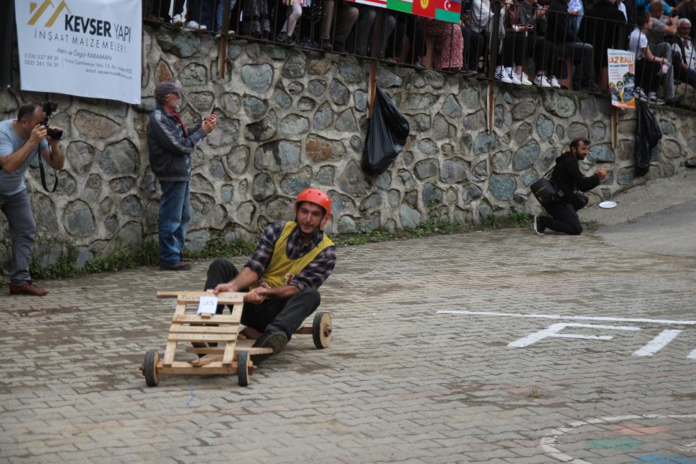 Rize’de ‘Lazralli Tahta Araba yarışları’ renkli görüntülere sahne oldu