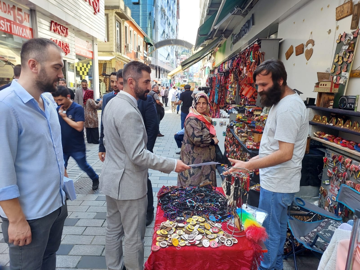 MHP İlçe başkanı ve Ülkü Ocakları Başkanından sokakta il kongresine davet