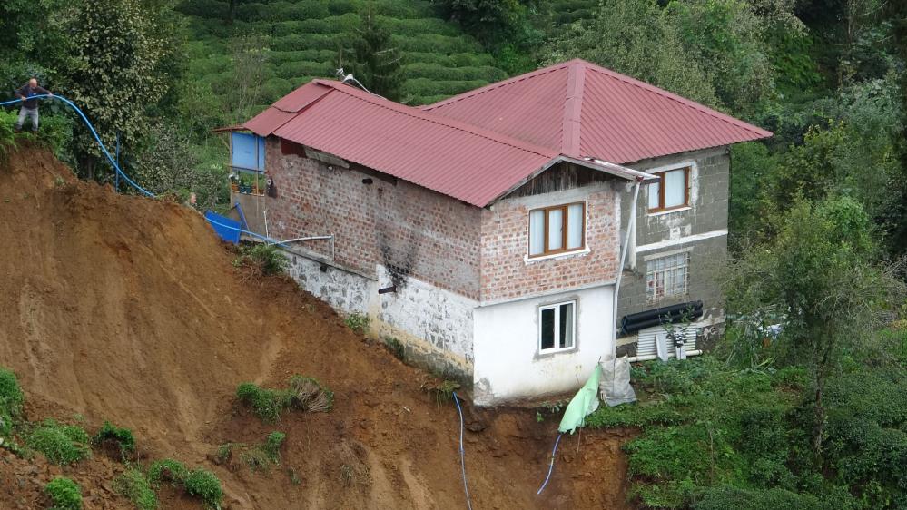 Rize'de şiddetli yağış hayatı olumsuz etkiledi
