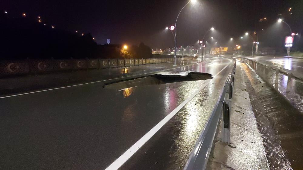 Rize'de şiddetli yağış hayatı olumsuz etkiledi