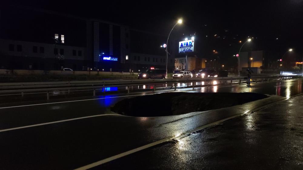 Rize'de şiddetli yağış hayatı olumsuz etkiledi
