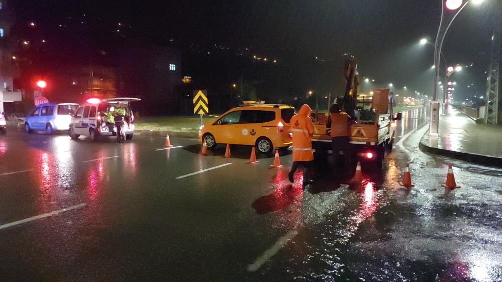 Rize'de şiddetli yağış hayatı olumsuz etkiledi