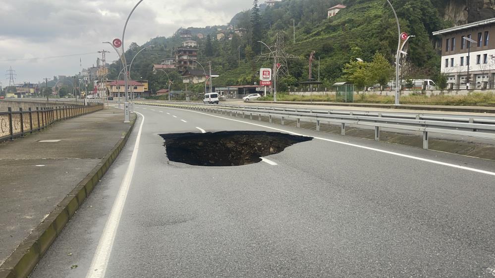 Rize'de şiddetli yağış hayatı olumsuz etkiledi