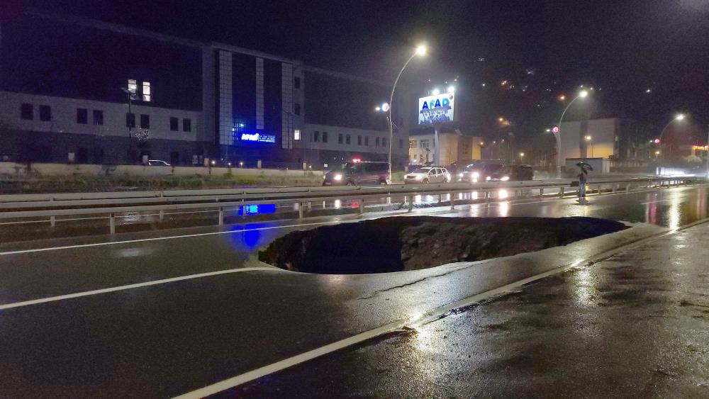 Rize'de şiddetli yağış hayatı olumsuz etkiledi