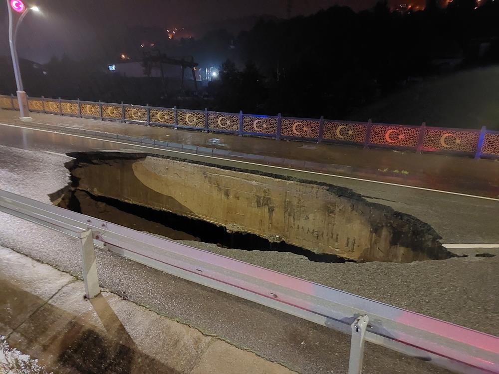 Rize'de şiddetli yağış hayatı olumsuz etkiledi