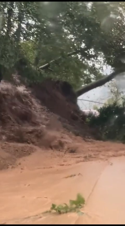 Rize'de şiddetli yağış hayatı olumsuz etkiledi