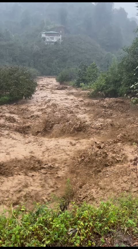 Rize'de şiddetli yağış hayatı olumsuz etkiledi