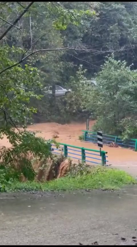 Rize'de şiddetli yağış hayatı olumsuz etkiledi