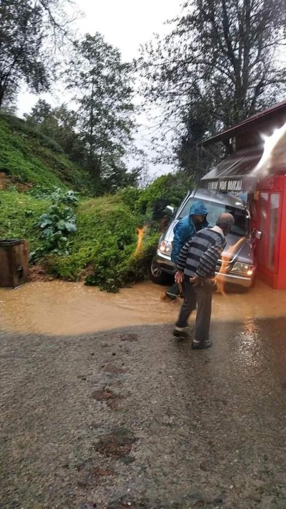 Rize'de şiddetli yağış hayatı olumsuz etkiledi