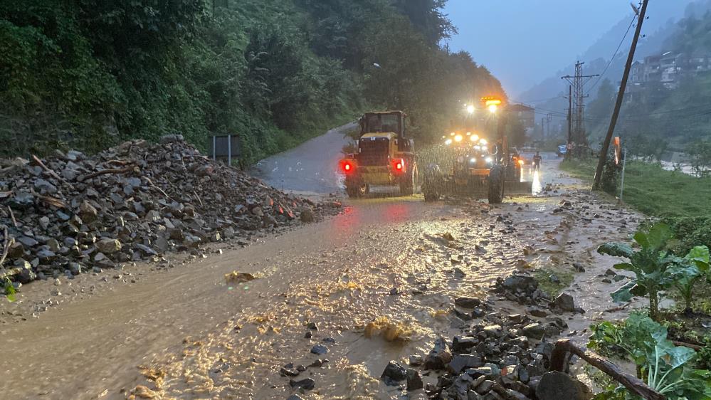 Rize'de şiddetli yağış hayatı olumsuz etkiledi