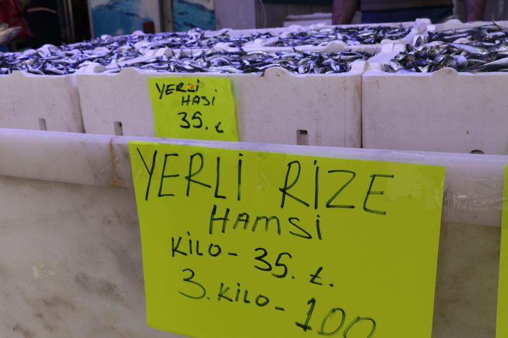 Vatandaşlar yerli hamsinin 35 TL'lik fiyatından ötürü yüzü gülüyor