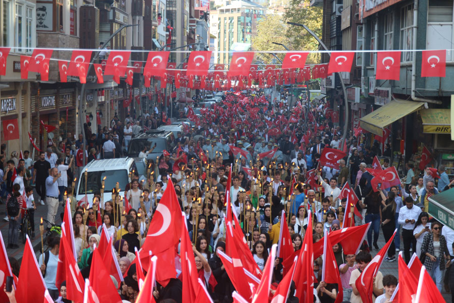 Rize’de Cumhuriyetin 100. Yılında yürüyüş yapıldı