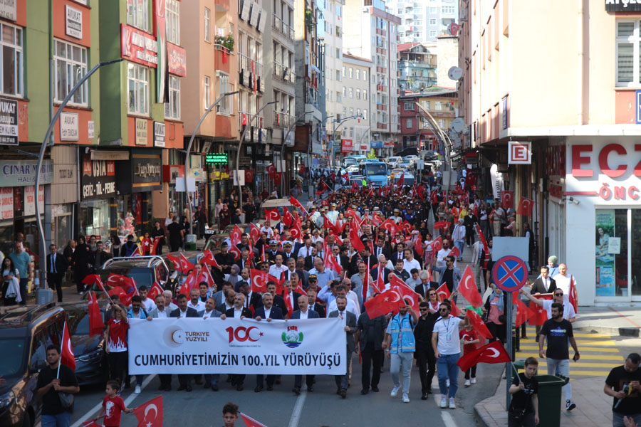 Rize’de Cumhuriyetin 100. Yılında yürüyüş yapıldı