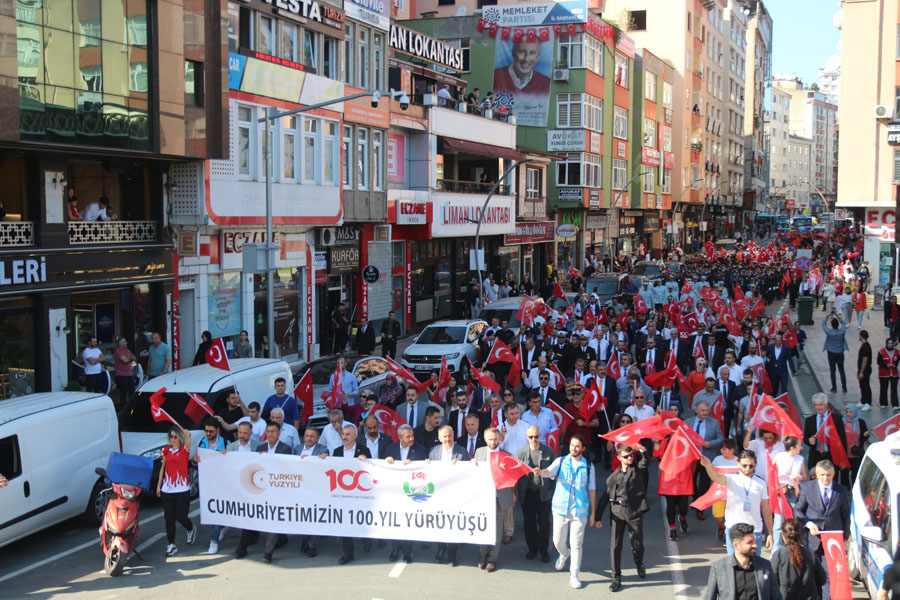 Rize’de Cumhuriyetin 100. Yılında yürüyüş yapıldı