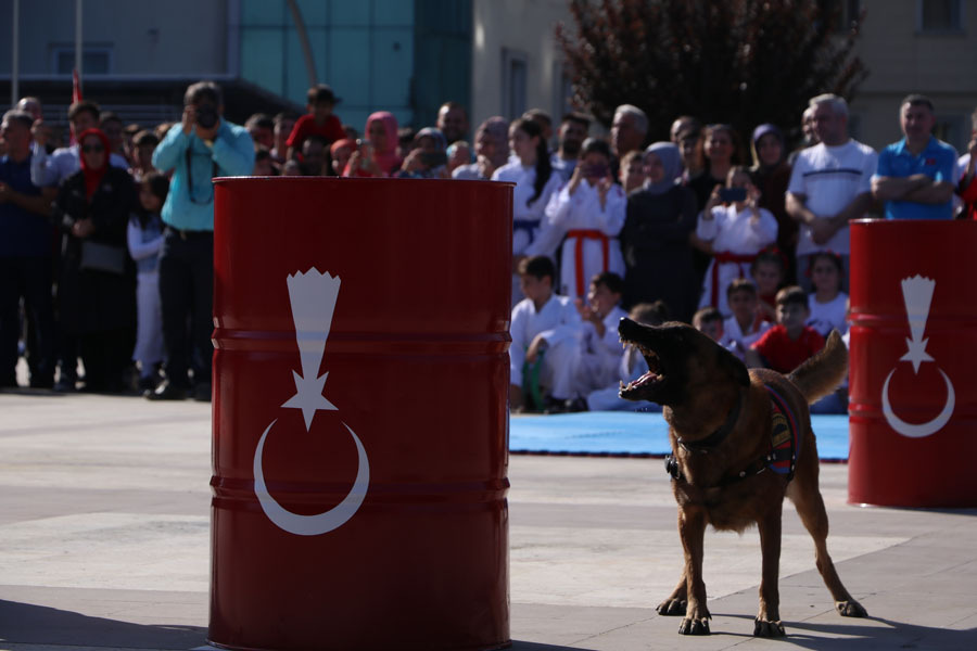 Rize’de Cumhuriyetin 100. yılı kutlandı