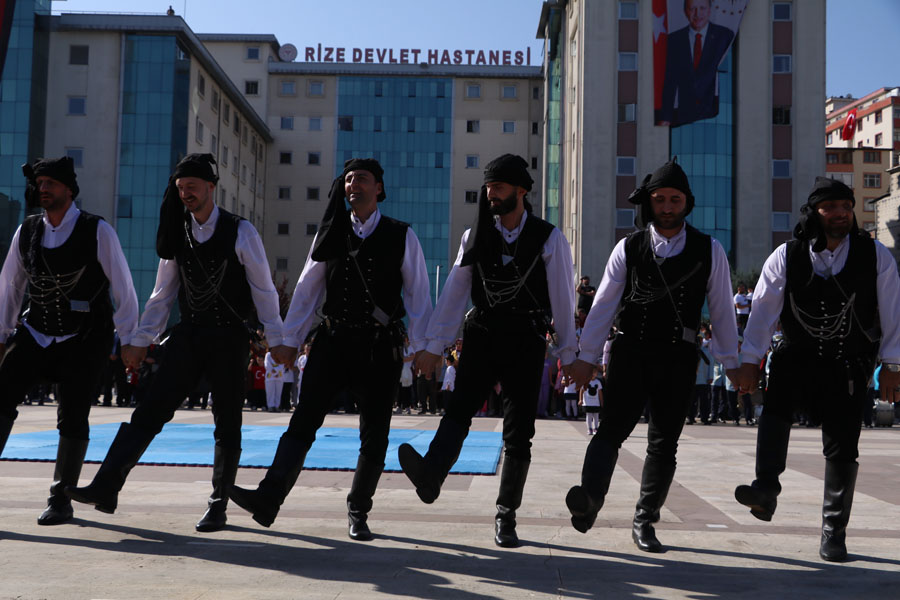 Rize’de Cumhuriyetin 100. yılı kutlandı