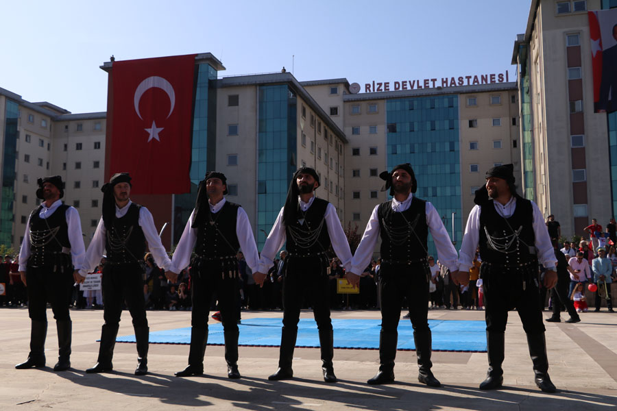 Rize’de Cumhuriyetin 100. yılı kutlandı