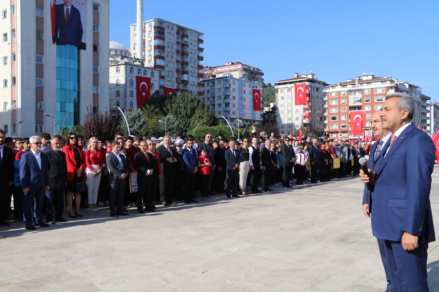 Rize’de Cumhuriyetin 100. yılı kutlandı