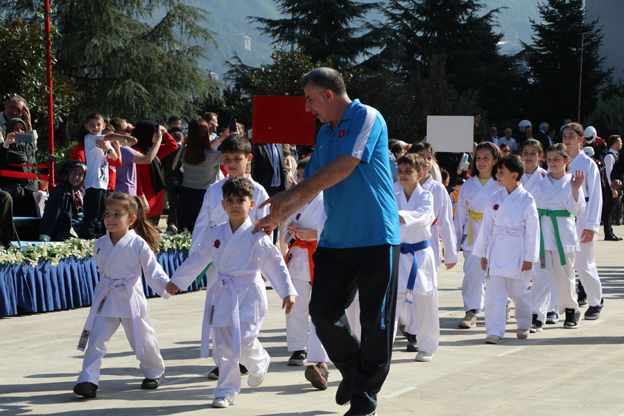 Rize’de Cumhuriyetin 100. yılı kutlandı