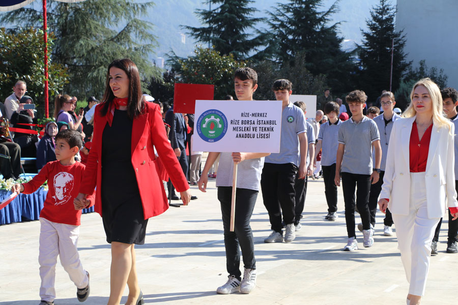 Rize’de Cumhuriyetin 100. yılı kutlandı