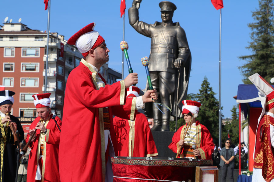Rize’de Cumhuriyetin 100. yılı kutlandı