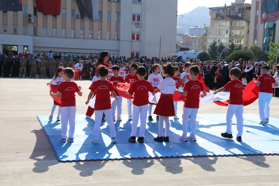 Rize’de Cumhuriyetin 100. yılı kutlandı