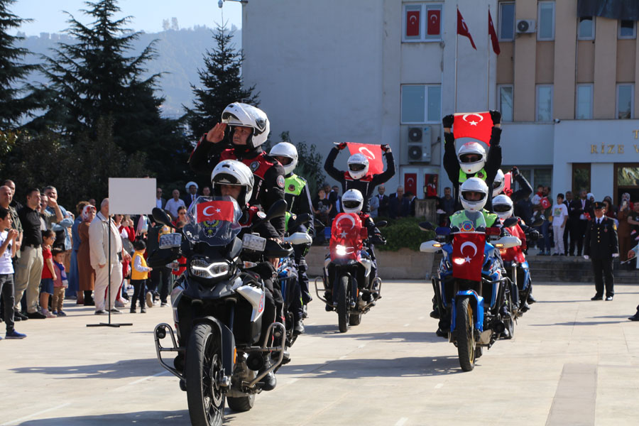 Rize’de Cumhuriyetin 100. yılı kutlandı