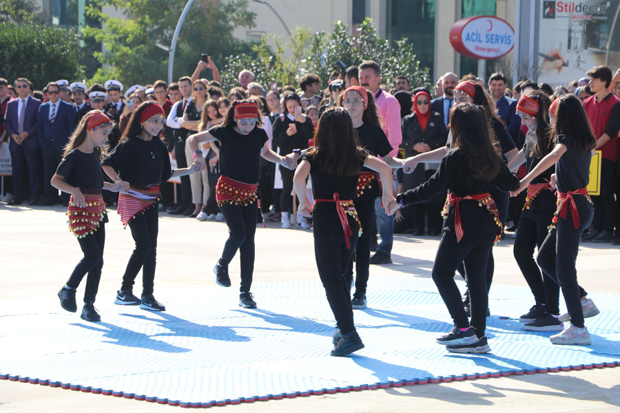 Rize’de Cumhuriyetin 100. yılı kutlandı
