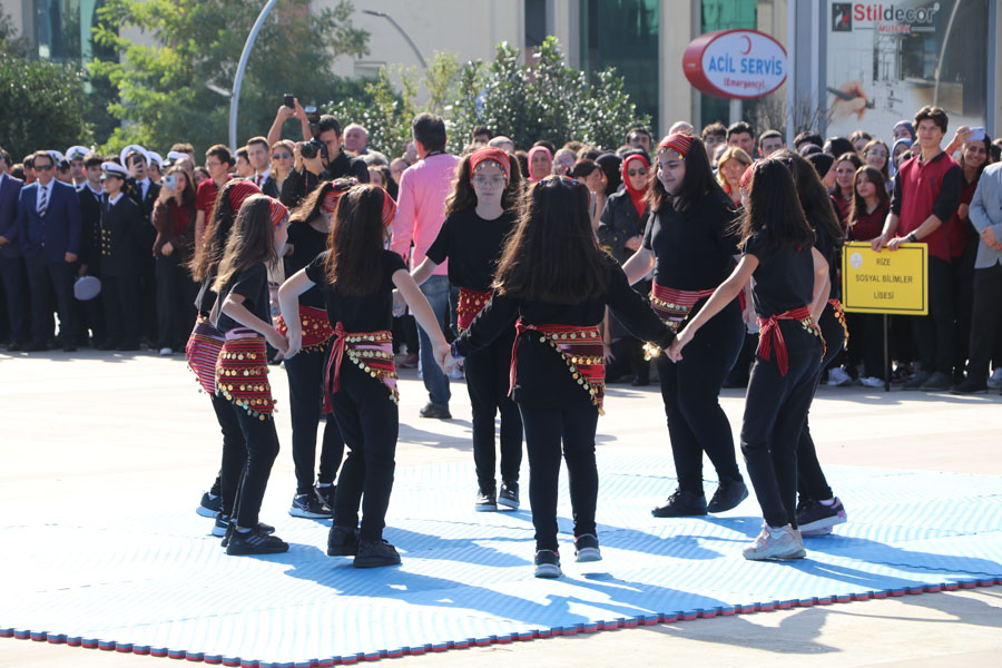 Rize’de Cumhuriyetin 100. yılı kutlandı