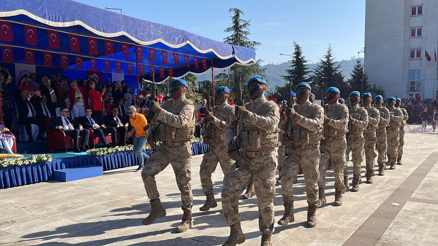 Rize’de Cumhuriyetin 100. yılı kutlandı