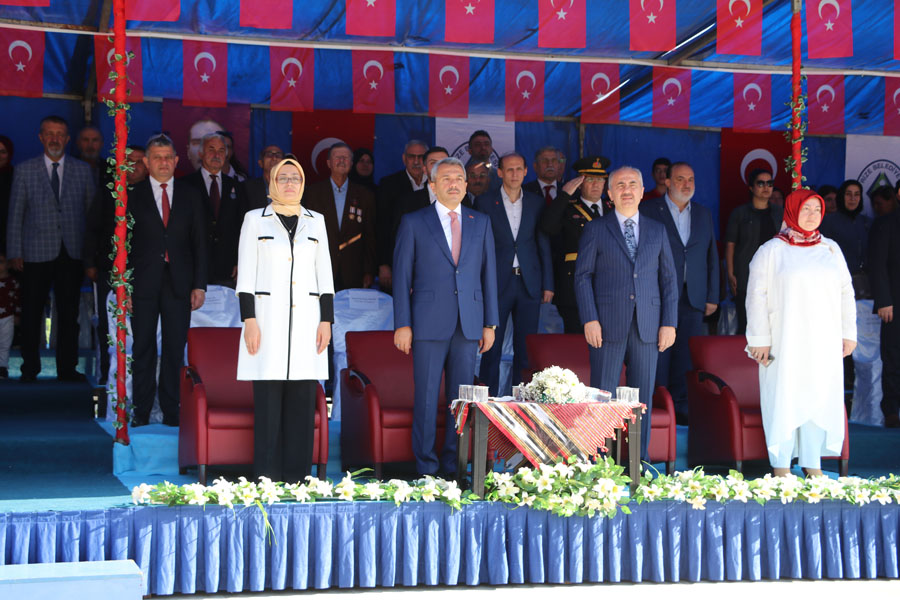 Rize’de Cumhuriyetin 100. yılı kutlandı