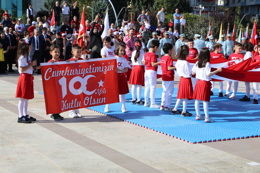 Rize’de Cumhuriyetin 100. yılı kutlandı