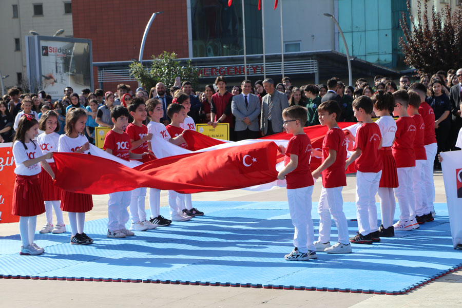 Rize’de Cumhuriyetin 100. yılı kutlandı
