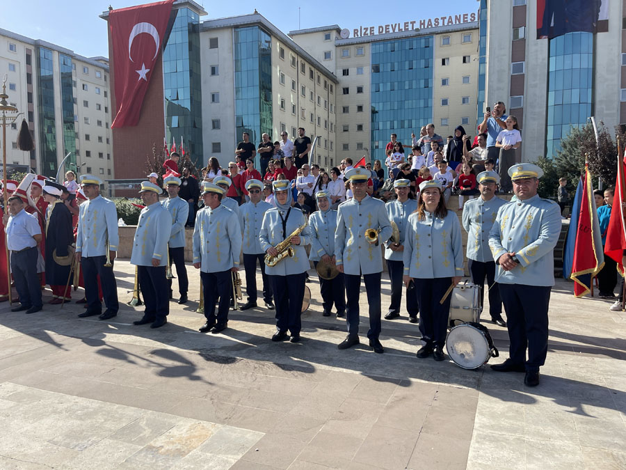 Rize’de Cumhuriyetin 100. yılı kutlandı