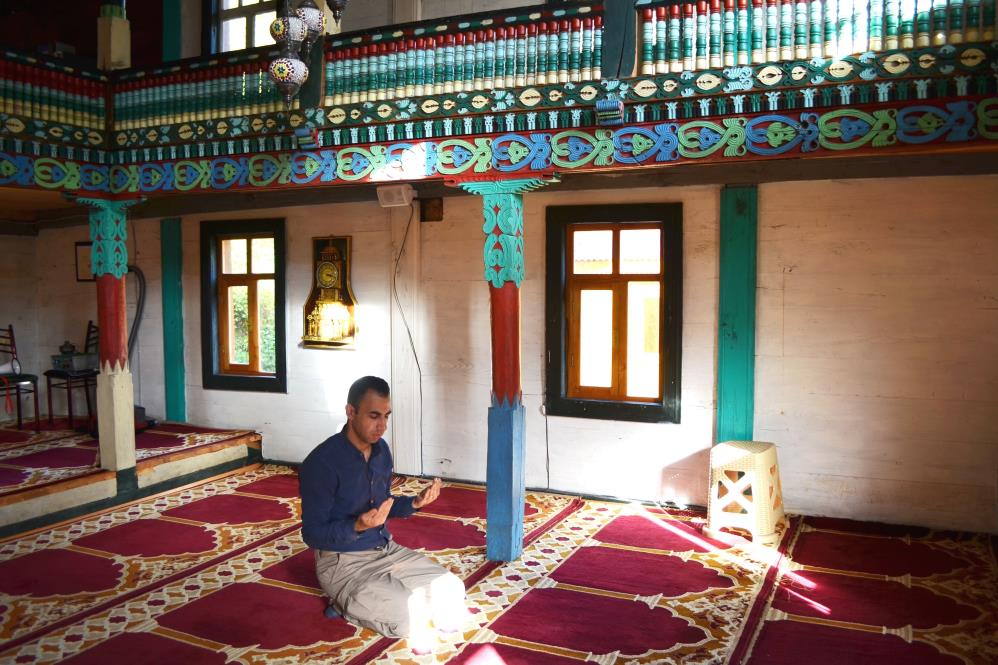 172 yıllık tarihi İremit Camii ahşap mimarisi ve rengarenk motifleriyle yıllara meydan okuyor