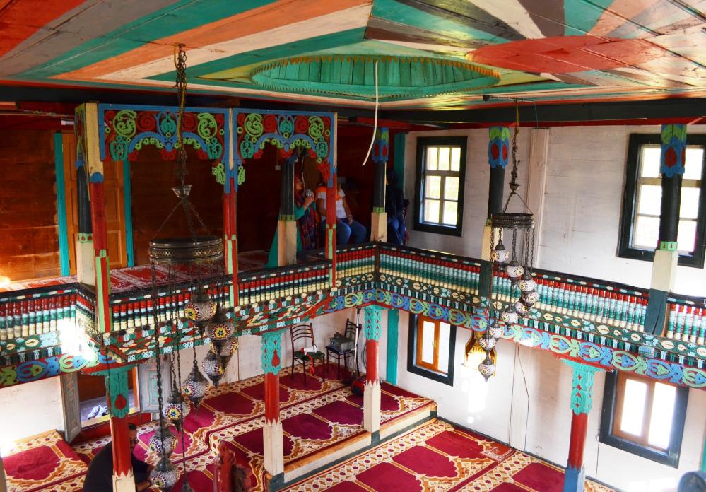 172 yıllık tarihi İremit Camii ahşap mimarisi ve rengarenk motifleriyle yıllara meydan okuyor