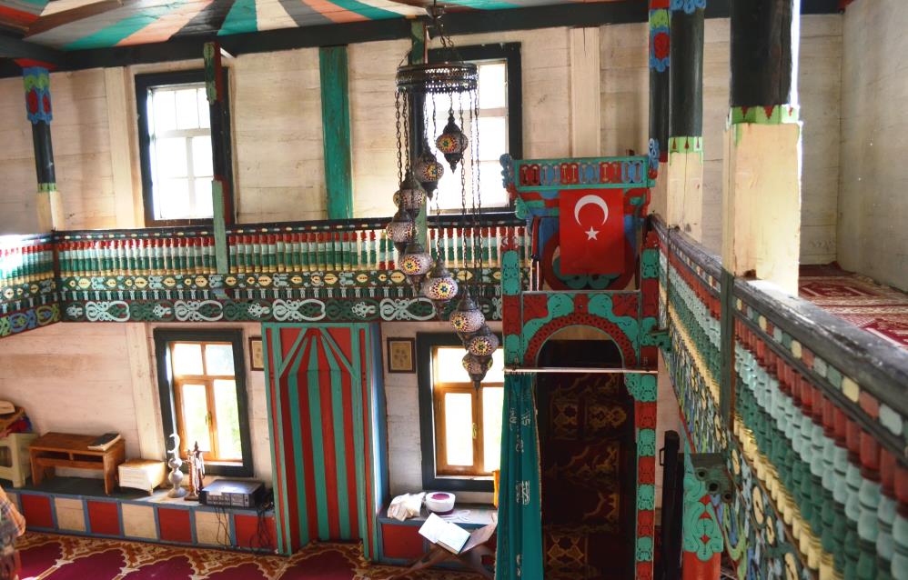 172 yıllık tarihi İremit Camii ahşap mimarisi ve rengarenk motifleriyle yıllara meydan okuyor