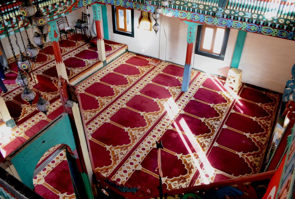 172 yıllık tarihi İremit Camii ahşap mimarisi ve rengarenk motifleriyle yıllara meydan okuyor