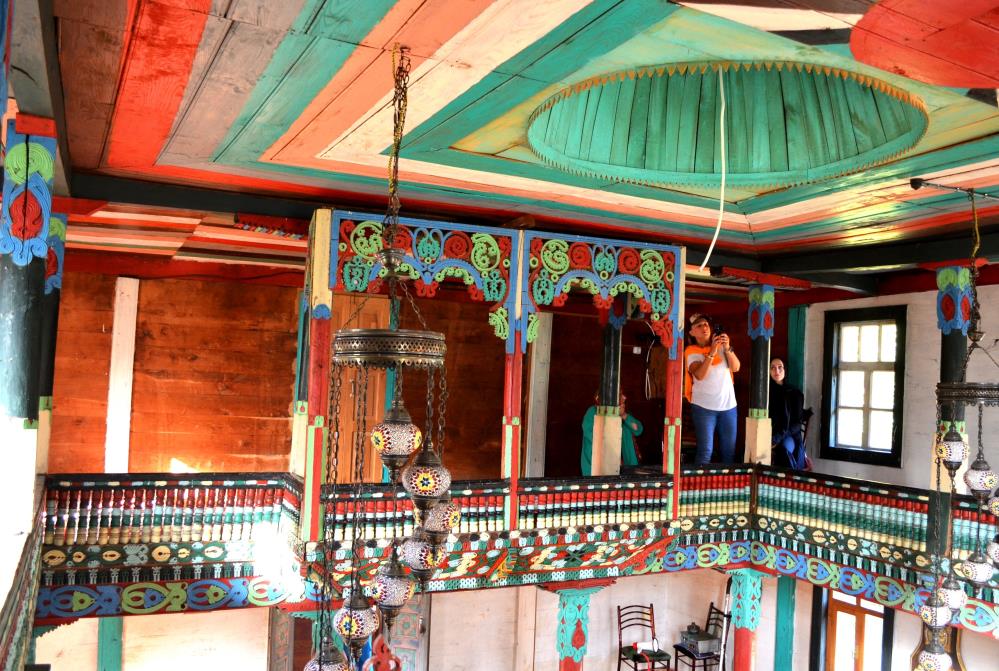 172 yıllık tarihi İremit Camii ahşap mimarisi ve rengarenk motifleriyle yıllara meydan okuyor