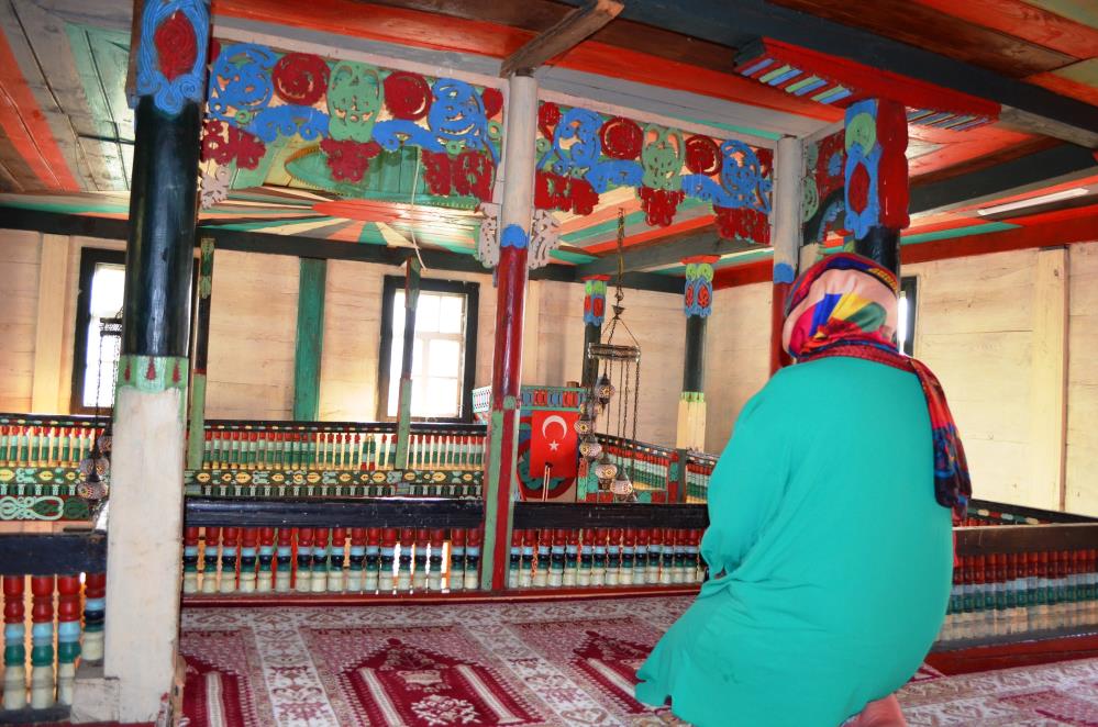 172 yıllık tarihi İremit Camii ahşap mimarisi ve rengarenk motifleriyle yıllara meydan okuyor