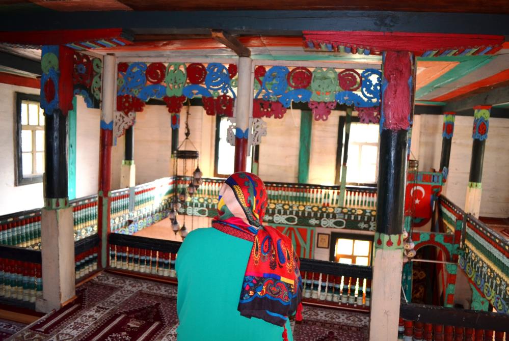 172 yıllık tarihi İremit Camii ahşap mimarisi ve rengarenk motifleriyle yıllara meydan okuyor