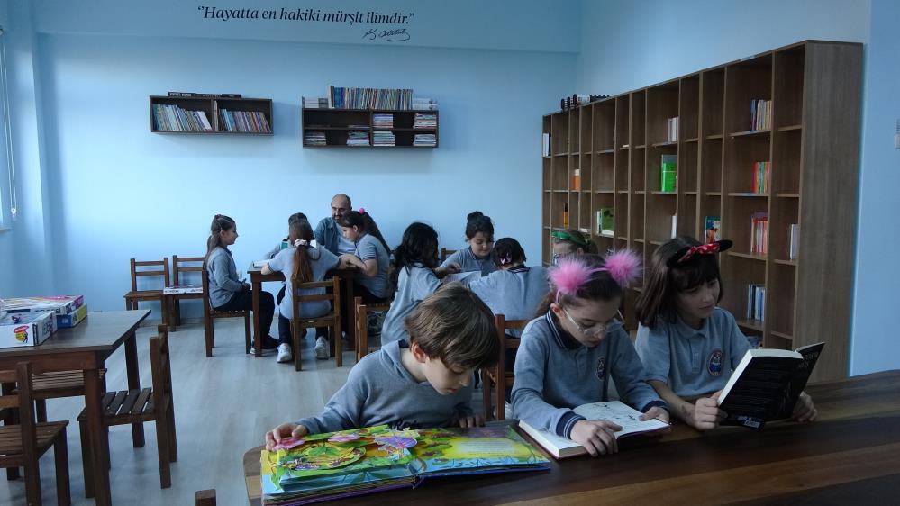 Çizdiği resimleri satarak depremde kaybettiği ablası ve eniştesi için kütüphane yaptırdı