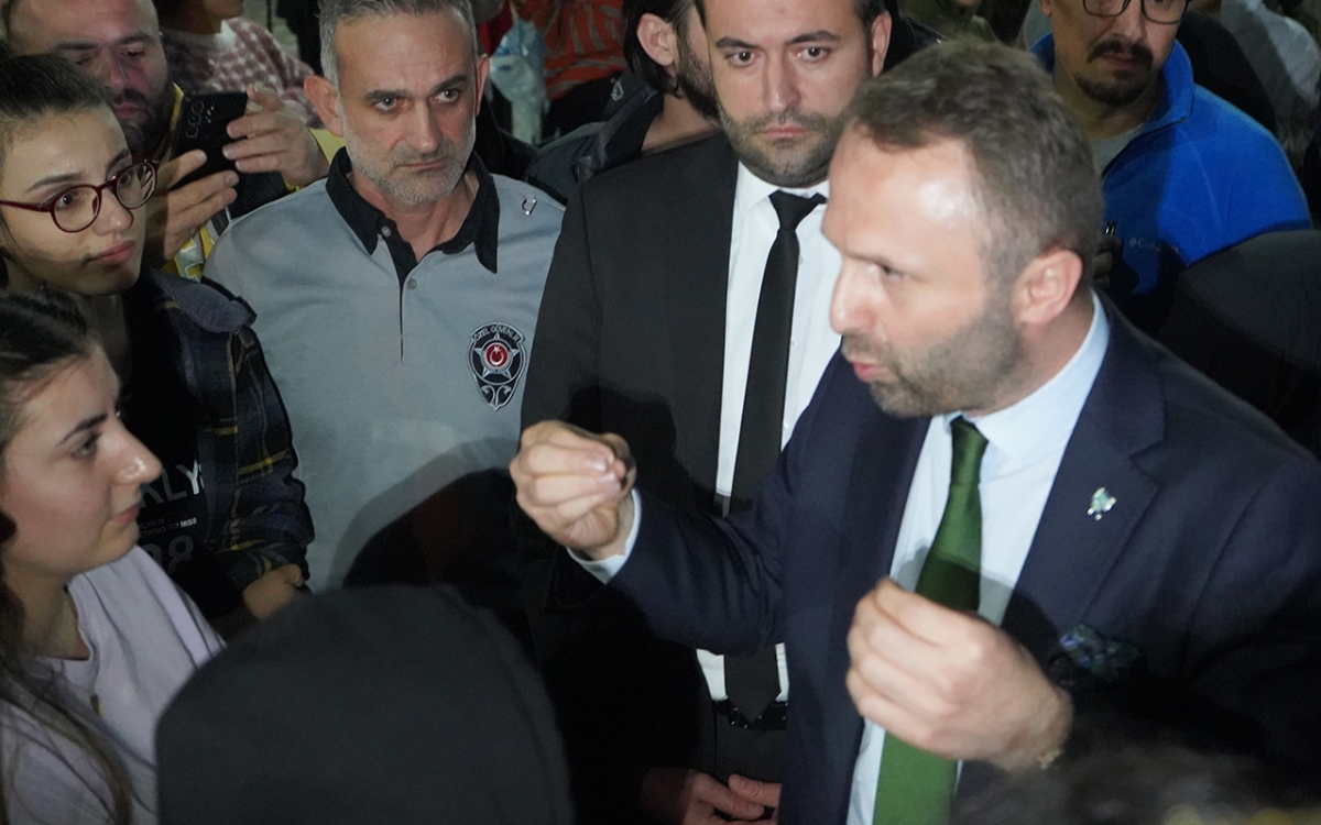 Rize'de KYK Yurdu'nda asansör protestosu
