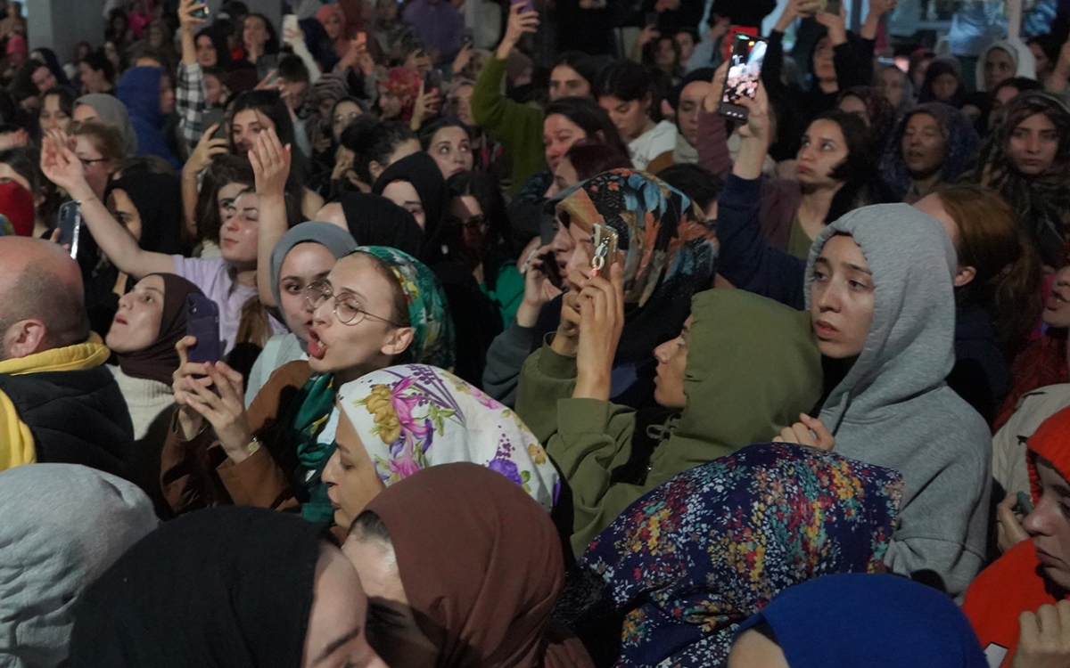 Rize'de KYK Yurdu'nda asansör protestosu